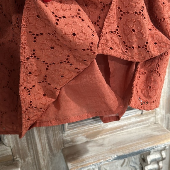 Roller Rabbit Eyelet Blouse w/ Bow detail in back - Picture 7 of 12